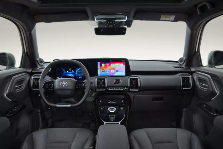 Di chuyển vào bên trong, nội thất của xe nổi bật với buồng lái kỹ thuật số bao gồm cụm đồng hồ 10,25 inch và màn hình thông tin giải trí 10,1 inch. Cụm điều khiển trung tâm được trang trí bằng các chi tiết chèn màu đen bóng, kết hợp với lớp bọc ghế tối màu.