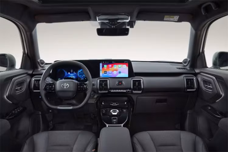 Di chuyển vào bên trong, nội thất của xe nổi bật với buồng lái kỹ thuật số bao gồm cụm đồng hồ 10,25 inch và màn hình thông tin giải trí 10,1 inch. Cụm điều khiển trung tâm được trang trí bằng các chi tiết chèn màu đen bóng, kết hợp với lớp bọc ghế tối màu.