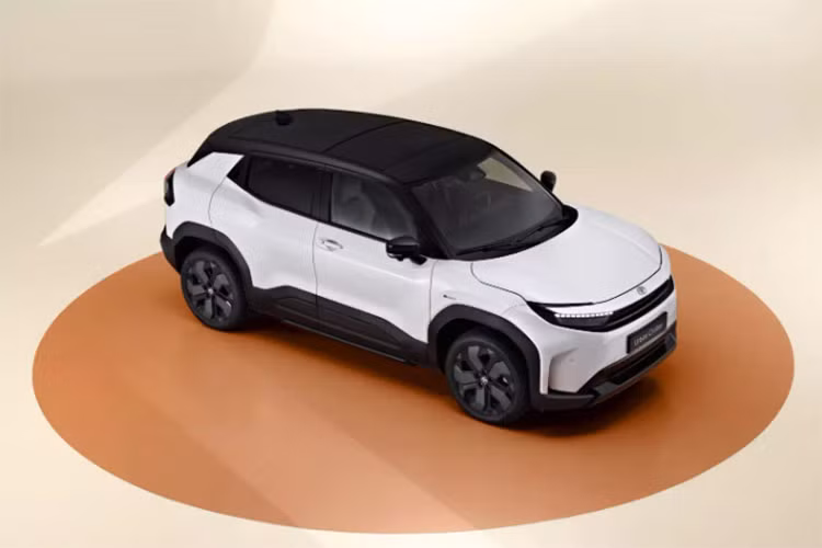 Bản FWD sử dụng bộ pin 49 kWh, trong khi bản AWD được cung cấp bộ pin 61 kWh. Các số liệu về phạm vi hoạt động của xe vẫn chưa được công bố. Mức giá xe Toyota Urban Cruiser 2025 sẽ được công bố tại triển lãm Brussels Motor Show 2025 diễn ra vào tháng 1/2025.