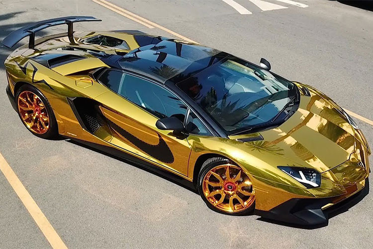 Chiếc siêu xe “dát vàng” này còn đặc biệt hơn khi được chính Chris thửa thêm bộ mâm chính hiệu danh tiếng Forgiato. Bộ mâm này nằm trong series ‘Exotic’ Forgiato 2.0 vốn có thể độ theo ý muốn của khách hàng và có đường kính từ 19 đến 26 inch. Artigli-ECL được sản xuất bởi Forgiato cũng được dát vàng sáng loáng.