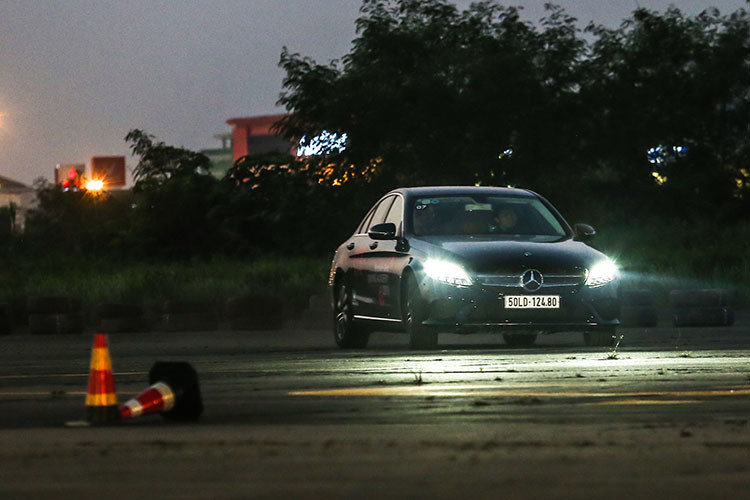 Đặc biệt, tính năng ULTRA RANGE Highbeam giúp chiếc xe Mercedes-Benz tạo ra cường độ ánh sáng siêu mạnh cho phép tầm chiếu xa của hệ thống đèn MUILTIBEAM có thể lên đến 650 m. Ngoài ra, với tính năng Adaptive Highbeam Assist, hệ thống cũng có thể tự điều chỉnh tầm chiếu dựa vào khoảng cách với phương tiện phía trước.