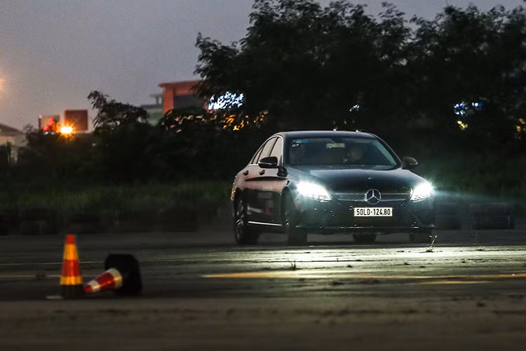 Đặc biệt, tính năng ULTRA RANGE Highbeam giúp chiếc xe Mercedes-Benz tạo ra cường độ ánh sáng siêu mạnh cho phép tầm chiếu xa của hệ thống đèn MUILTIBEAM có thể lên đến 650 m. Ngoài ra, với tính năng Adaptive Highbeam Assist, hệ thống cũng có thể tự điều chỉnh tầm chiếu dựa vào khoảng cách với phương tiện phía trước.