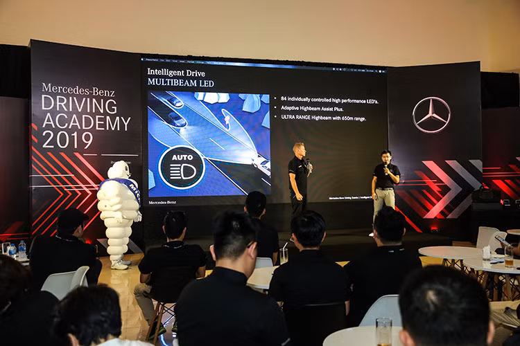 Có mặt tại sự kiện Mercedes-Benz Driving Academy 2019, ông Choi Duk Jun - Tổng giám đốc Mercedes-Benz Việt Nam - chia sẻ với báo giới rằng: “Sự an toàn của khách hàng là ưu tiên số 1 của chúng tôi. Chúng tôi luôn nỗ lực trang bị hệ thống tốt nhất có thể cho khách hàng của mình”.