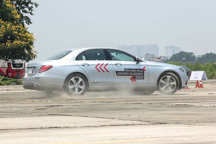 Và cuối cùng, màn thử nghiệm công nghệ LED chiếu sáng MULTIBEAM với 84 bóng LED mỗi bên cùng cảm biến phân bổ ánh sáng tự động điều chỉnh thích ứng theo điều kiện giao thông và thời tiết. Từng bóng LED được kiểm soát độc lập nhằm tạo ra luồng sáng chính xác mà không gây chóa cho các phương tiện đi ngược chiều.