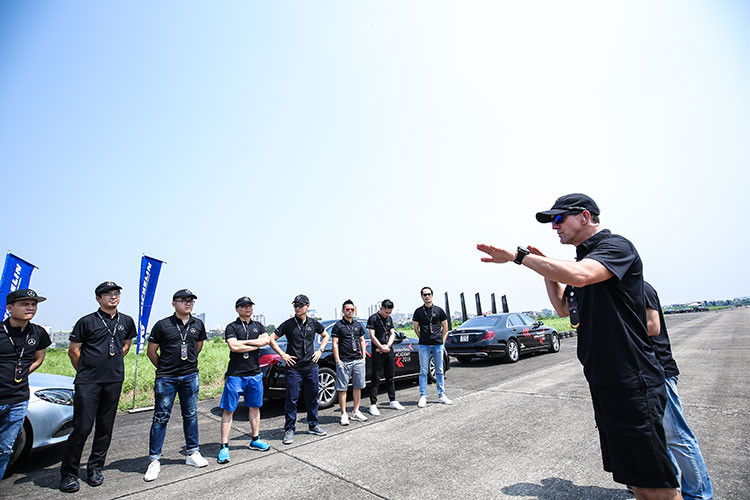 Đặc biệt tại sự kiện Mercedes-Benz Driving Academy 2019 năm nay, hãng xe sang Mercedes-Benz cũng giới thiệu tới khách hàng Việt Nam gói công nghệ an toàn trong đêm bao gồm đèn chiếu sáng LED tích hợp công nghệ MULTIBEAM và hệ thống an toàn Night View Assist Plus cho phép phát hiện chướng ngại vật phía trước.