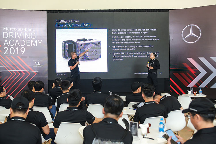 Tại sự kiện năm nay, chúng tôi đã có dịp được trực tiếp thử nghiệm cảm giác lái của những mẫu xe Mercedes-Benz. Ấn tượng nhất với bản thân người viết bài này có lẽ nằm ở bài thử Drag Race 400m với tính năng Race Start cho phép tận dụng tối đa sức mạnh từ động cơ và hộp số của chiếc xe Mercedes-Benz.