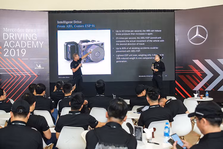 Tại sự kiện năm nay, chúng tôi đã có dịp được trực tiếp thử nghiệm cảm giác lái của những mẫu xe Mercedes-Benz. Ấn tượng nhất với bản thân người viết bài này có lẽ nằm ở bài thử Drag Race 400m với tính năng Race Start cho phép tận dụng tối đa sức mạnh từ động cơ và hộp số của chiếc xe Mercedes-Benz.