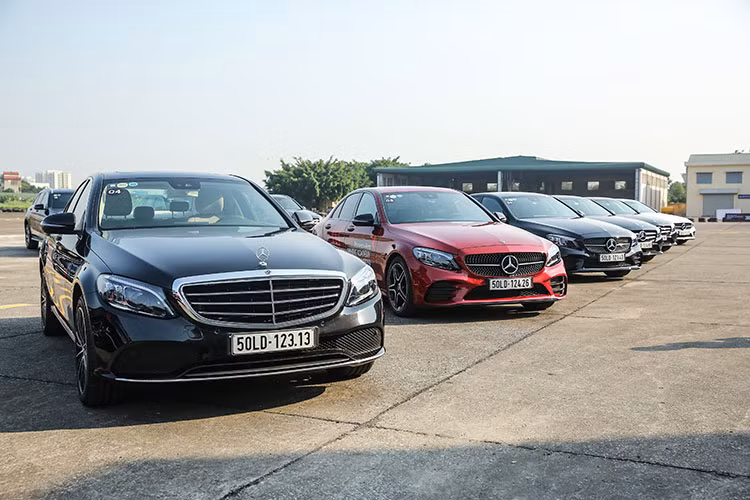 Cảm giác mang lại từ chiếc xe sedan Mercedes-Benz C200 mới khi tăng tốc đột ngột từ 0-100km/h là một cảm giác khá khác biệt khi so sánh với những mẫu xe hạng sang khác như BMW hay Porsche chính là sự êm ái ngay cả khi chiếc xe đang vận hành với công suất tối đa.