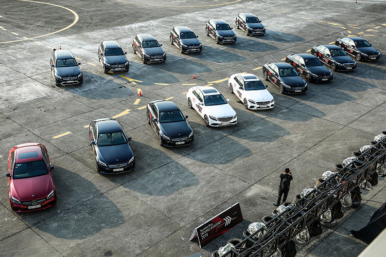 Đã thành thông lệ nhiều năm qua, sự kiện hướng dẫn lái xe Mercedes-Benz Driving Academy do hãng xe hạng sang Mercedes-Benz tổ chức đã trở thành một sự kiện quen thuộc với những người yêu thích thương hiệu "Ngôi sao ba cánh". Năm 2019 là lần thứ 16 sự kiện này được tổ chức tại Việt Nam với sự quy tụ của hàng loạt những mẫu xe đắt tiền của Mercedes-Benz như; C-class, E-Class, S-Class, G-Class,...
