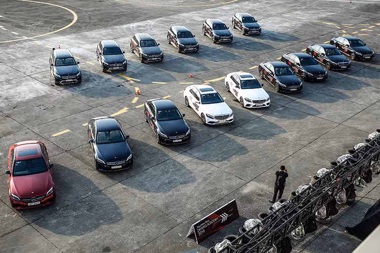 Đã thành thông lệ nhiều năm qua, sự kiện hướng dẫn lái xe Mercedes-Benz Driving Academy do hãng xe hạng sang Mercedes-Benz tổ chức đã trở thành một sự kiện quen thuộc với những người yêu thích thương hiệu "Ngôi sao ba cánh". Năm 2019 là lần thứ 16 sự kiện này được tổ chức tại Việt Nam với sự quy tụ của hàng loạt những mẫu xe đắt tiền của Mercedes-Benz như; C-class, E-Class, S-Class, G-Class,...