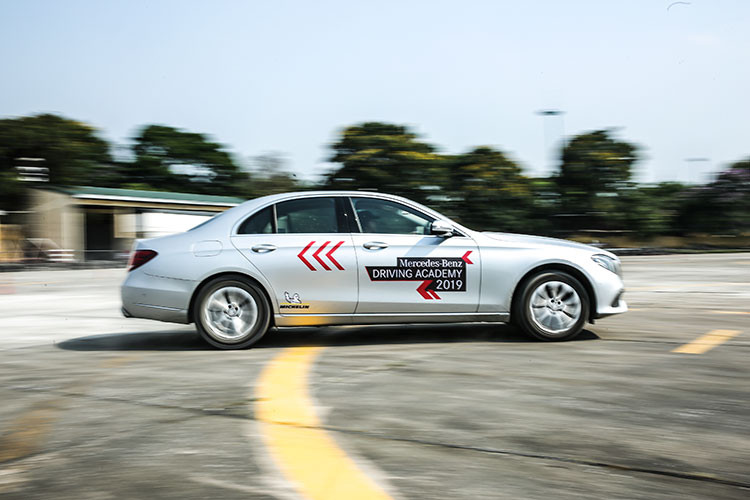 Sau đó là bài đánh lái zig-zag ở tốc độ cao 70km/h qua hàng loạt cọc tiêu để trải nghiệm cảm giác ổn định thân xe khi đánh lái liên tục ở tốc độ cao. Không chỉ dừng ở việc thử nghiệm những mẫu xe sedan hạng sang, Mercedes-Benz Driving Academy 2019 còn mang tới những mẫu SUV như GLC200, GLC250, GLC300 trong bài thử chạy track tốc độ cao.