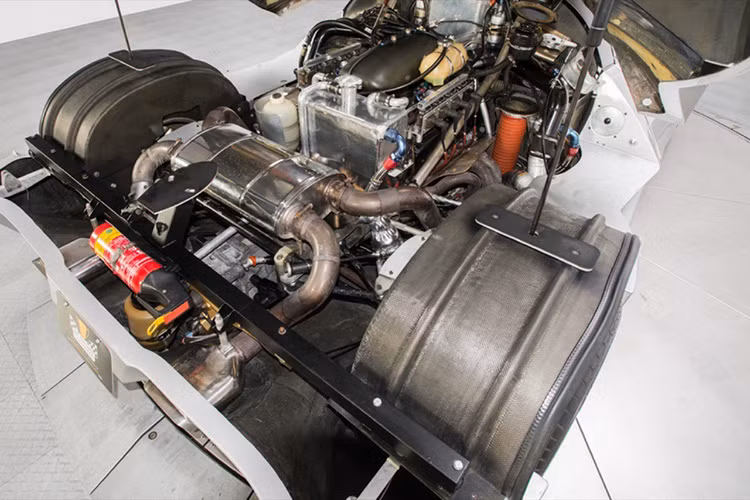 Cung cấp sức mạnh cho mẫu hypercar này là trái tim V8 tăng áp kép dung tích 5.6 lít cho công suất lên tới 1.000 mã lực. 1.000 mã lực vào năm 1995 là con số không tưởng đối với một mẫu xe đường phố.