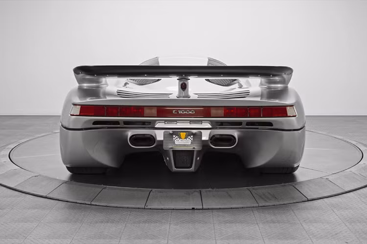 Đuôi xe với một dàn đen kéo dài, cánh gió lớn cùng hệ thống ống xả và tản nhiệt hoành tráng.