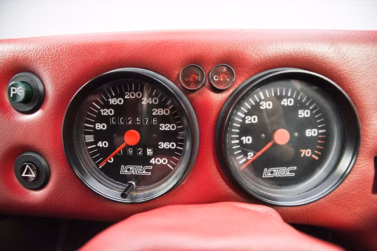 Hệ thống đồng hồ công tơ mét cổ điển với logo Lotec hiện diện.