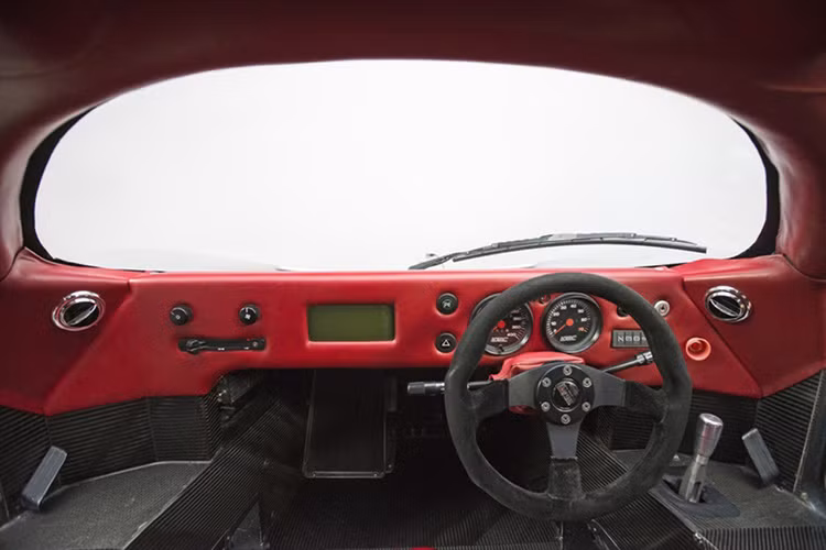 Bên trong cabin, nội thất của xe sở hữu màu đỏ được bọc da. Các tiện ích gồm màn hình nhỏ, hệ thống điều hoà, vô lăng thể thao 3 chấu bọc da...