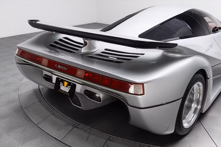 Mặc dù được xem là một mẫu xe cổ với hơn 20 năm tuổi nhưng nhìn nó ít ai nghĩ như vậy.