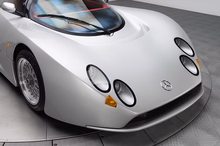 Lotec C1000 được thiết kế với 4 con mắt đèn pha, ở phần đầu xe là logo của thương hiệu Mercedes-Benz.