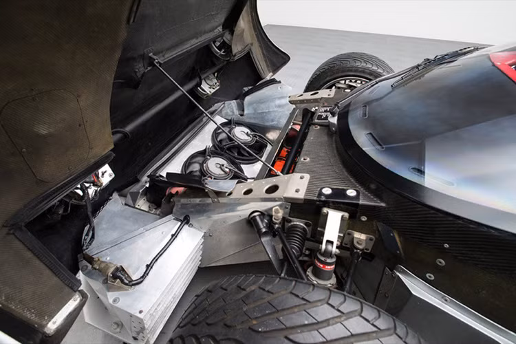 Nhờ sức mạnh khủng khiếp và hệ thống tối ưu hóa tính khí động học nên dù chỉ có hệ dẫn động cầu sau, Lotec C1000 vẫn có thể tăng tốc lên 100 km/h chỉ trong 3.2 giây và đạt tốc độ tối đa lên tới 431 km/h (trên lý thuyết).