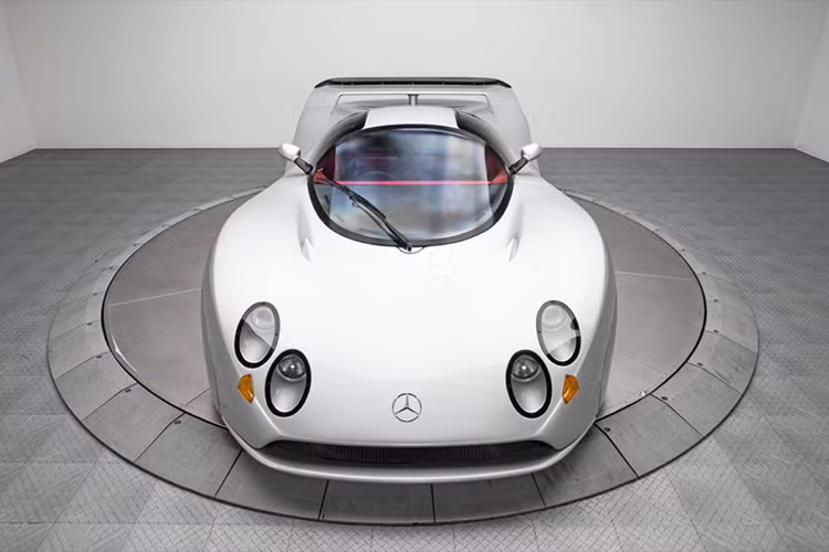 Xe được thiết kế với phần đầu khá đặc biệt với nắp capo kéo dài.