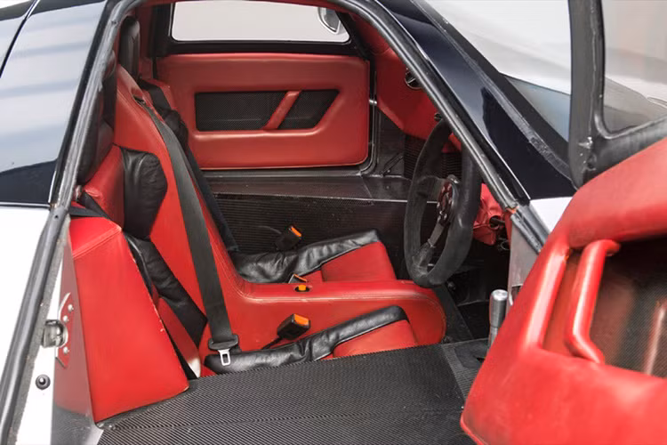 Lotec C1000 với cửa mở lật hình cánh chim, hàng ghế thể thao với hai chỗ ngồi cũng được bọc da màu đỏ, đen.