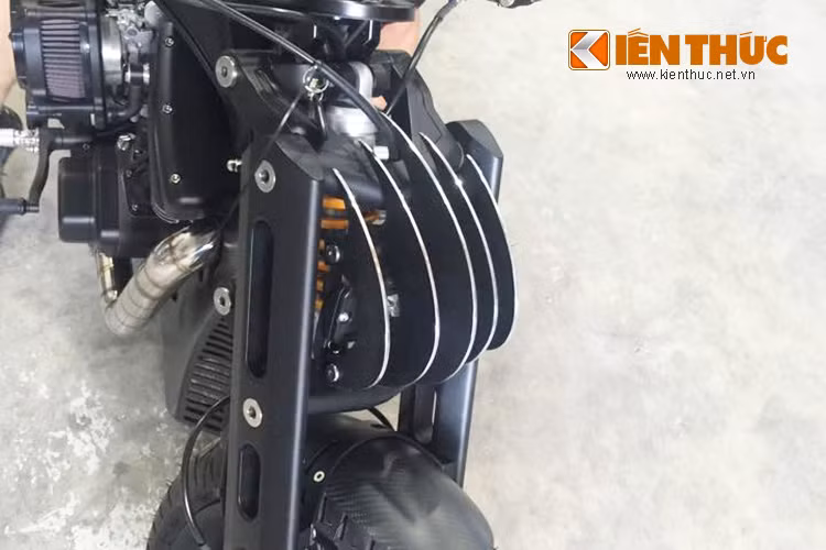 Ngoài bộ đèn pha sọc ngang kiểu dáng "samurai", D1 Super Sport còn được trang bị đồng hồ motogaget nhận diện bằng chip.