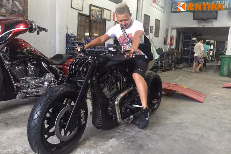 Giảm sóc trước của xe được trang bị dạng đơn girder, nằm gọn phía đầu xe chứ không phải dạng giảm sóc kéo dài như nhiều dòng xe khác.