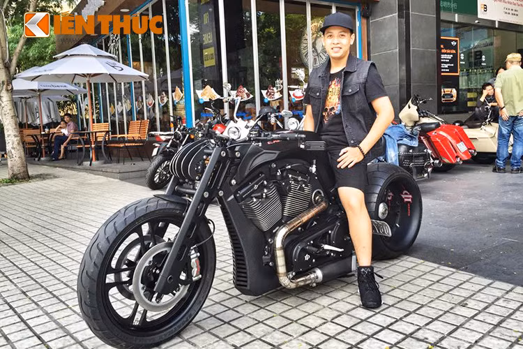 Được biết, giá của chiếc xe khi về Việt Nam là hơn 1,8 tỷ đồng (80.000 USD) - tức ngang với một chiếc ôtô hạng sang của Mercedes, Audi hay BMW. Sau khi đăng kiểm và các thủ tục liên quan, giá của nó đội lên tới gần 2 tỷ đồng (86.000 USD).