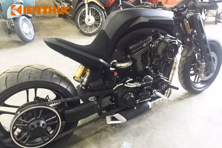 Xe được trang bị một gắp sau đi kèm bánh lớn 300, hệ chuyền động của xe được sử dụng bằng dây đai nằm bên phải.