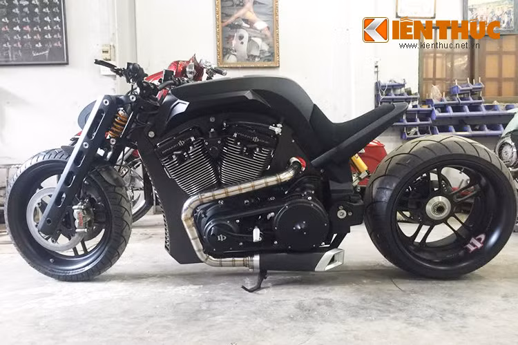 Mẫu xế độ D1 Super Sport, còn được gọi với cái tên Brand Done Super Sport. Đây chính là bản concept từng được giới thiệu dành cho những tín đồ yêu xe thế giới, nó chỉ được sản xuất khoảng 50 chiếc trên toàn cầu và được xem là chiếc đầu tiên có mặt tại Việt Nam.