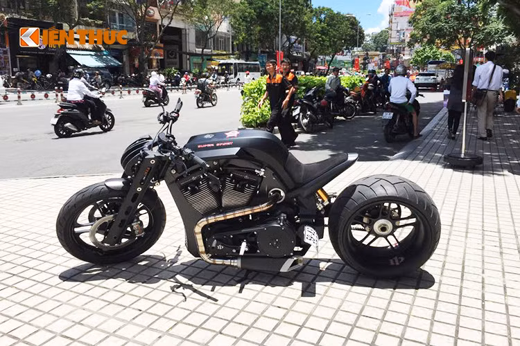 Điểm gây ấn tượng mạnh ở D1 Super Sport là kiểu dáng hầm hố, gầm thấp cùng các chi tiết được thiết kế thuộc loại có 1-0-2