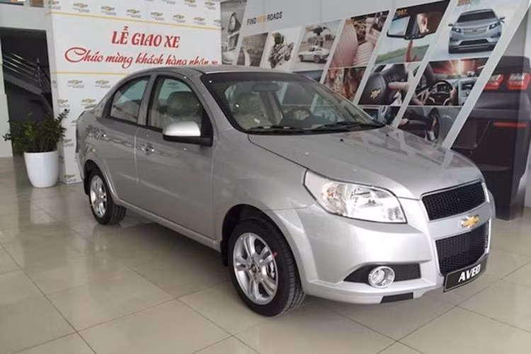 Dòng sedan hạng B của Chevrolet là Aveo chính thức ra mắt tại Việt Nam vào tháng 09/2013 với 2 phiên bản. Hiện cả 2 phiên bản mới của mẫu xe này cũng được giảm từ 50 đến 60 triệu đồng so với giá cũ. Cụ thể, mức giá công bố của mẫu xe sedan Chevrolet Aveo bản 1.4 LT hiện nay chỉ còn 409 triệu đồng và Aveo 1.4 LTZ giá 435 triệu đồng.