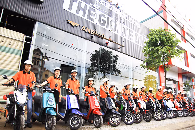 Xe dien Anbico tung bung chao he tai Quang Binh