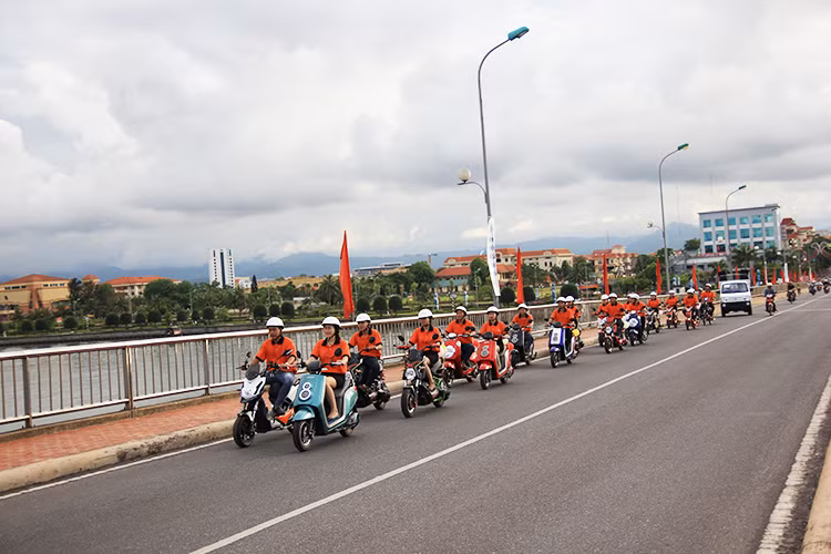 Xe dien Anbico tung bung chao he tai Quang Binh-Hinh-3