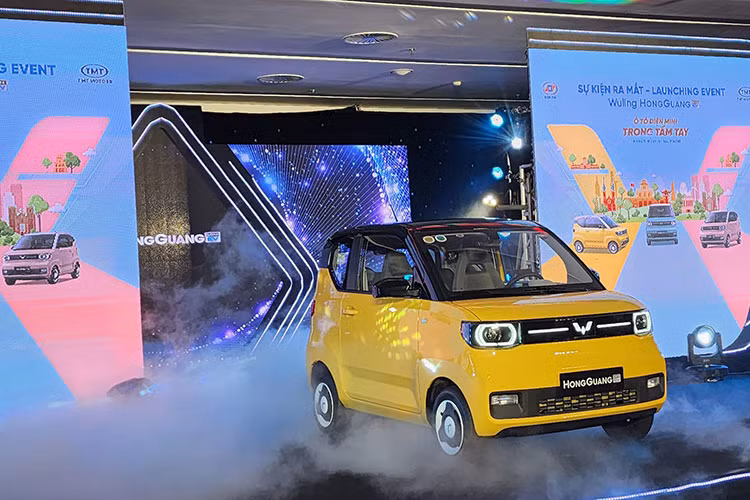 Ngoài ra, theo nhận định của nhiều chuyên gia thì việc sạc pin cho Wuling Hongguang Mini EV cũng là điểm yếu của dòng xe này tại Việt Nam, khi người dùng sẽ phải sạc pin tại nhà, hiện chưa có trạm sạc công cộng cho dòng xe này.
