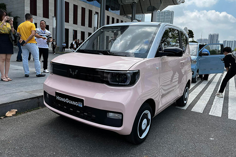 Ngoại thất của xe điện Wuling Hongguang Mini EV có 11 màu sắc phối theo phong cách thời trang. Phiên bản nâng cao trang bị hệ thống đèn định vị ban ngày, đèn hậu LED, logo Wuling kèm dải trang trí 2 bên dạng LED âm.