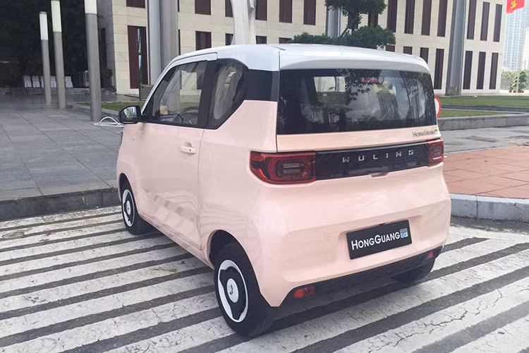 Mẫu xe điện đến từ Trung Quốc có cấu hình 4 chỗ ngồi. Khoang nội thất trang bị đồng hồ hiển thị thông số dạng LCD TFT kích thước 7 inch, điều hòa hai chiều, kết nối bluetooth/radio. Xe trang bị vô-lăng xe trợ lực điện, cảm biến đỗ xe phía sau và camera lùi (trên bản cao cấp). 