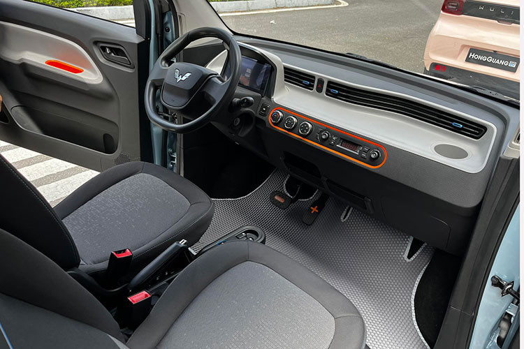 Trang bị an toàn của xe cũng rất cơ bản khi chỉ có ABS và EBD, cảm biến đỗ xe phía sau và camera lùi trên bản LV2. Wuling Hongguang Mini EV không có cân bằng điện tử.