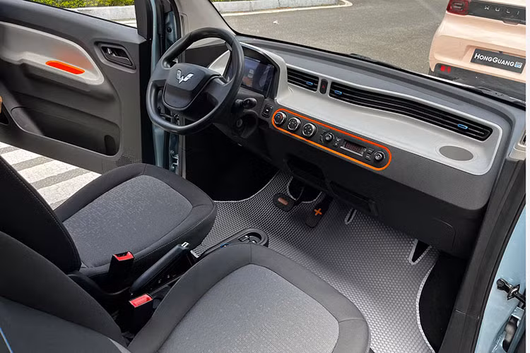 Trang bị an toàn của xe cũng rất cơ bản khi chỉ có ABS và EBD, cảm biến đỗ xe phía sau và camera lùi trên bản LV2. Wuling Hongguang Mini EV không có cân bằng điện tử.