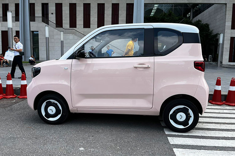 HongGuang MiniEV trang bị pin dung lượng 9,6 kWh trên các phiên bản tiêu chuẩn (LV1) và pin 13,4 kWh trên các phiên bản cao cấp (LV2). Hai tùy chọn pin cho quãng đường di chuyển lần lượt 120 km và 170 km. 