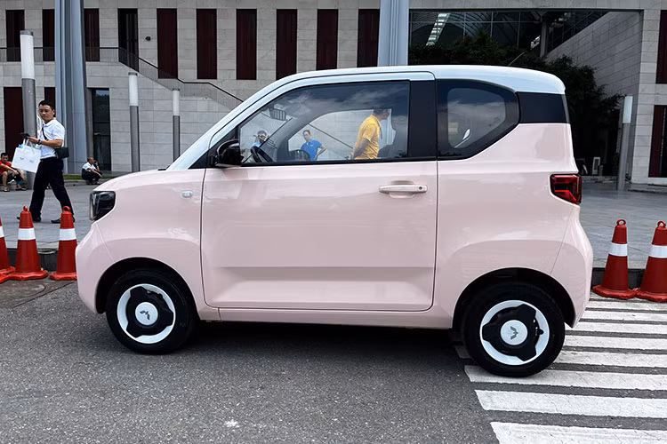 HongGuang MiniEV trang bị pin dung lượng 9,6 kWh trên các phiên bản tiêu chuẩn (LV1) và pin 13,4 kWh trên các phiên bản cao cấp (LV2). Hai tùy chọn pin cho quãng đường di chuyển lần lượt 120 km và 170 km. 