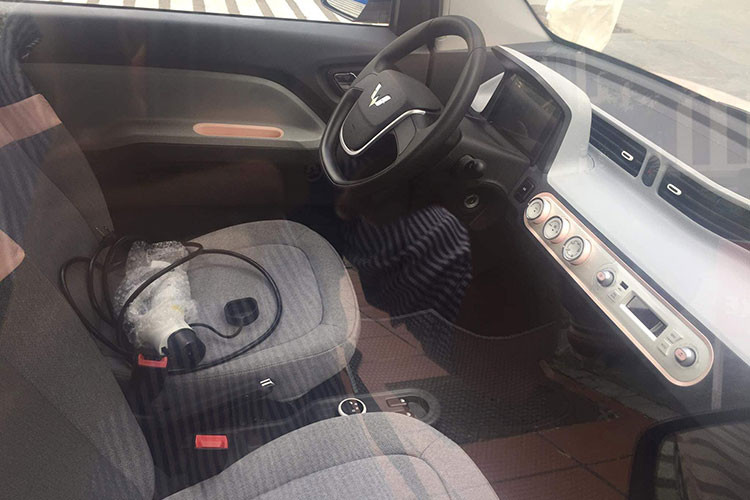 Trên phiên bản cao cấp nhất, dù giá rẻ song Wuling Hongguang Mini EV cũng đã có đèn LED ban ngày, đèn chờ dẫn đường, đèn hậu LED, chuyển số dạng núm xoay, màn hình thông tin TFT 7 inch… Dù vậy, các trang bị của xe vẫn được xem là khá sơ sài khi không có màn thông tin giải trí, hệ thống giải trí chỉ có 1 – 2 loa.