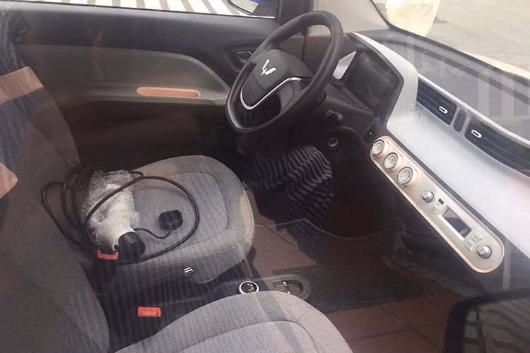 Trên phiên bản cao cấp nhất, dù giá rẻ song Wuling Hongguang Mini EV cũng đã có đèn LED ban ngày, đèn chờ dẫn đường, đèn hậu LED, chuyển số dạng núm xoay, màn hình thông tin TFT 7 inch… Dù vậy, các trang bị của xe vẫn được xem là khá sơ sài khi không có màn thông tin giải trí, hệ thống giải trí chỉ có 1 – 2 loa.