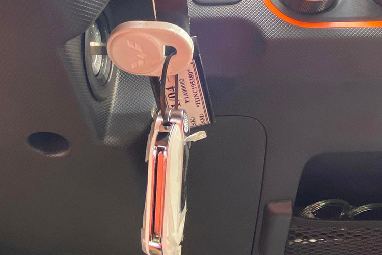 Thậm chí bản LV1 không có túi khí và bản LV2 chỉ có 1 túi khí ở ghế lái. Công nghệ an toàn nổi bật nhất có thể kể tới hệ thống cảnh báo người đi bộ khi xe chạy ở tốc độ thấp ở cả hai phiên bản.