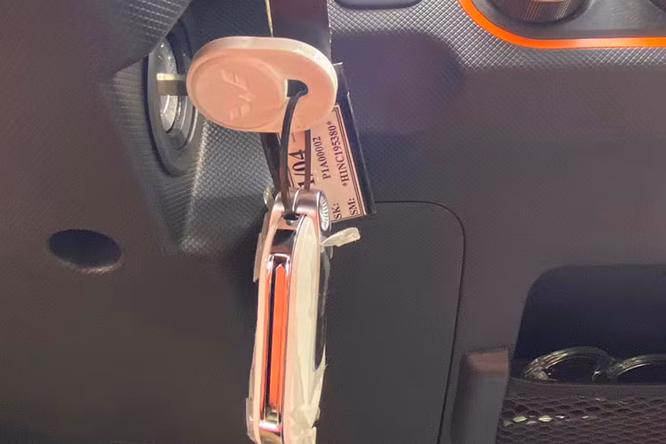 Thậm chí bản LV1 không có túi khí và bản LV2 chỉ có 1 túi khí ở ghế lái. Công nghệ an toàn nổi bật nhất có thể kể tới hệ thống cảnh báo người đi bộ khi xe chạy ở tốc độ thấp ở cả hai phiên bản.