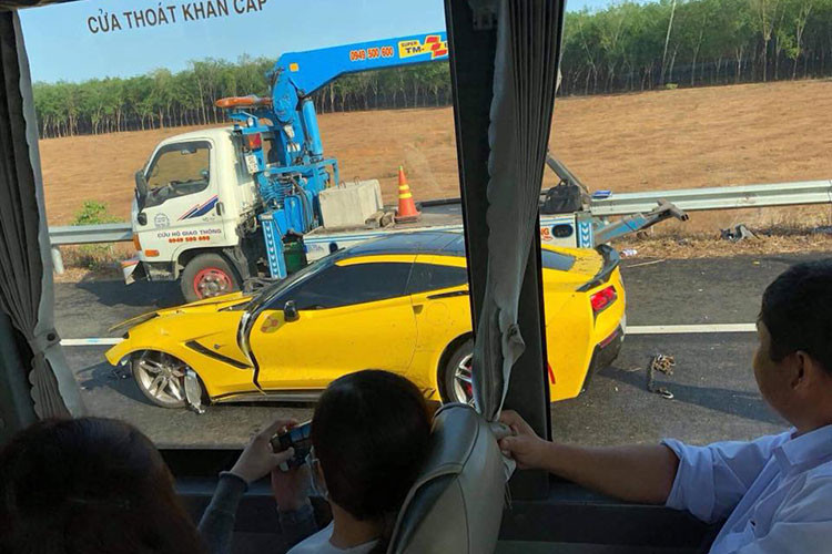 Chiếc siêu xe thể thao Chevrolet Corvette C7 Stingray màu vàng vừa gặp nạn này cũng được chủ nhân trang bị thêm cánh gió đuôi và nẹp sườn bằng sợi carbon tương tự như phiên bản hiệu suất cao C7 Z06. Tại Việt Nam có khoảng 3 chiếc Corvette C7 Stingray được đưa về nước.