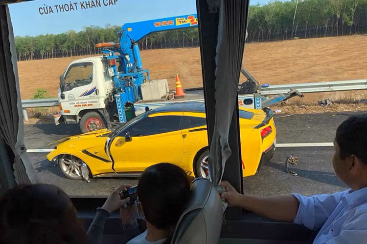 Chiếc siêu xe thể thao Chevrolet Corvette C7 Stingray màu vàng vừa gặp nạn này cũng được chủ nhân trang bị thêm cánh gió đuôi và nẹp sườn bằng sợi carbon tương tự như phiên bản hiệu suất cao C7 Z06. Tại Việt Nam có khoảng 3 chiếc Corvette C7 Stingray được đưa về nước.