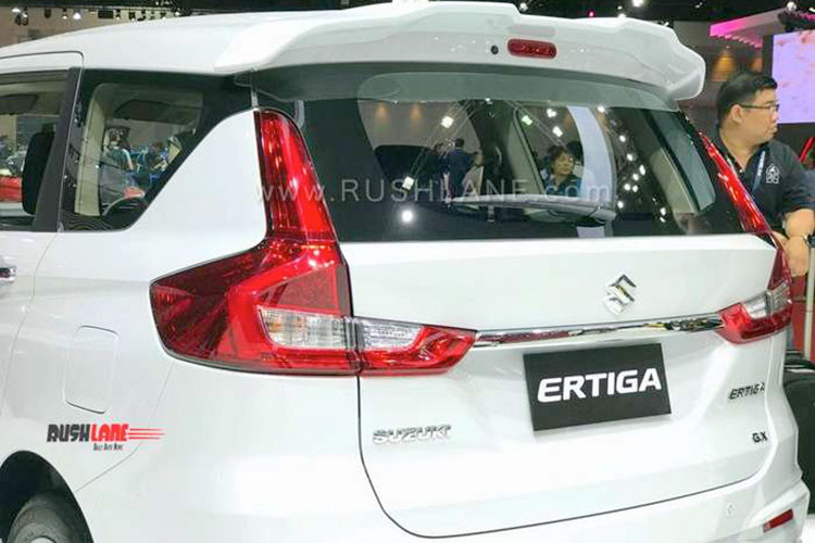 Việc kéo dài giúp xe có thêm không gian cho người ngồi cùng hành lý. Với 3 hàng ghế, xe thoải mái chứa được 7 người. Cụ thể, với thông số chiều dài 4.395 mm, chiều rộng 1.735 mm và cao 1.690 mm, Suzuki Ertiga 2018 dài hơn 130 mm, rộng hơn 40 mm so với đời trước nhưng chiều dài trục cơ sở vẫn là 2.740 mm so với bản tiền nhiềm.