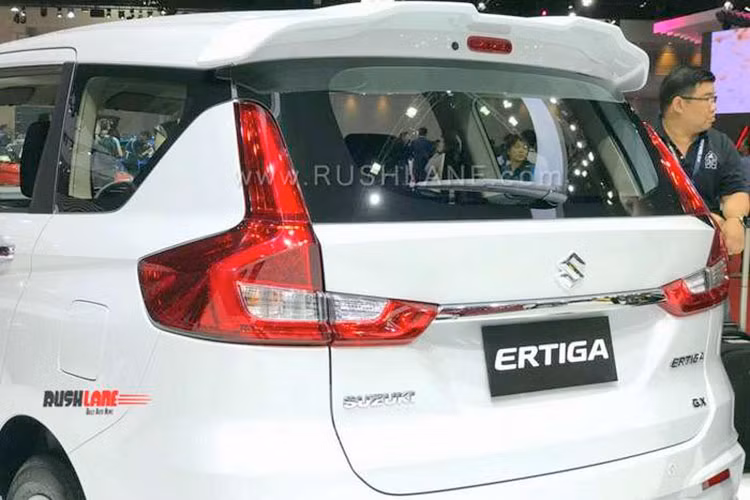 Việc kéo dài giúp xe có thêm không gian cho người ngồi cùng hành lý. Với 3 hàng ghế, xe thoải mái chứa được 7 người. Cụ thể, với thông số chiều dài 4.395 mm, chiều rộng 1.735 mm và cao 1.690 mm, Suzuki Ertiga 2018 dài hơn 130 mm, rộng hơn 40 mm so với đời trước nhưng chiều dài trục cơ sở vẫn là 2.740 mm so với bản tiền nhiềm.