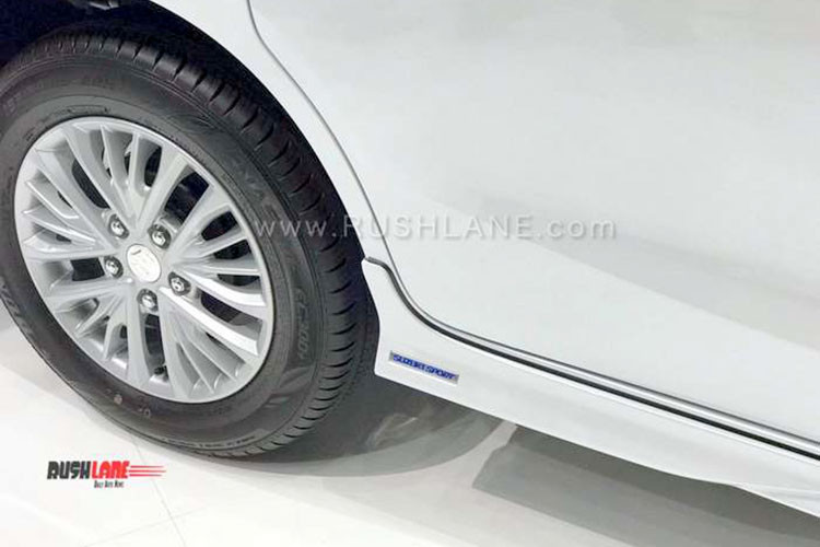 Phía sau phần đuôi Ertiga mới của Suzuki có thiết kế vuông vức, gọn gàng và không tạo cảm giác nặng nề, giữ lại tối đa không gian cho người ngồi và không gian chứa đồ nổi bật với cặp đèn hậu LED hình chữ L. Đèn phanh thứ 3 được tích hợp vào cánh lướt gió gắn trên cửa sau xe. Mâm xe thiết kế dạng hợp kim đa chấu, kèm lốp của Dunlop.