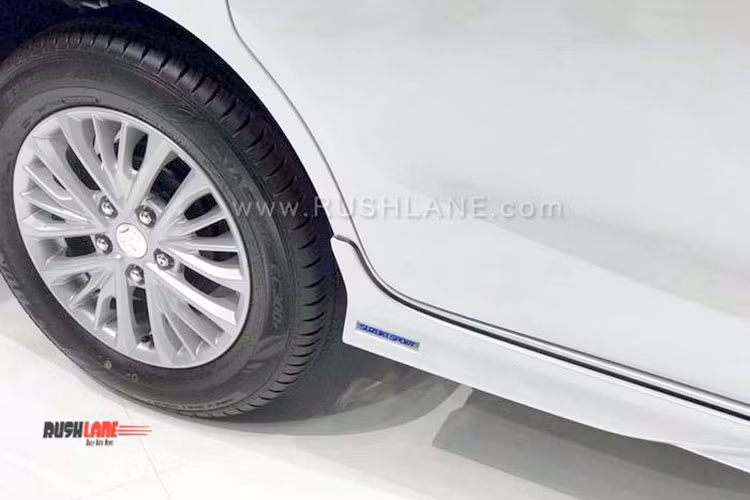 Phía sau phần đuôi Ertiga mới của Suzuki có thiết kế vuông vức, gọn gàng và không tạo cảm giác nặng nề, giữ lại tối đa không gian cho người ngồi và không gian chứa đồ nổi bật với cặp đèn hậu LED hình chữ L. Đèn phanh thứ 3 được tích hợp vào cánh lướt gió gắn trên cửa sau xe. Mâm xe thiết kế dạng hợp kim đa chấu, kèm lốp của Dunlop.